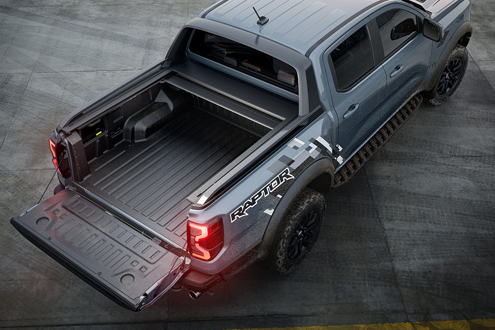 Vue arrière d’un Ford Ranger Raptor, mettant en avant le plateau de chargement et le hayon.