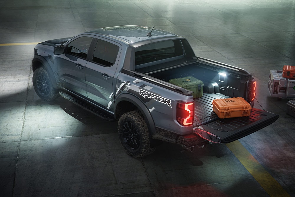 Vue arrière d’un Ford Ranger Raptor mettant en avant l’éclairage périmétrique extérieur du véhicule.