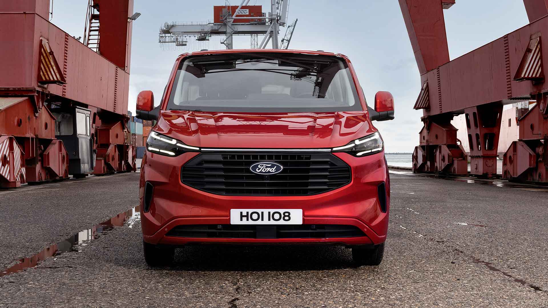 Fourgon Ford Transit Custom rouge dans un port.