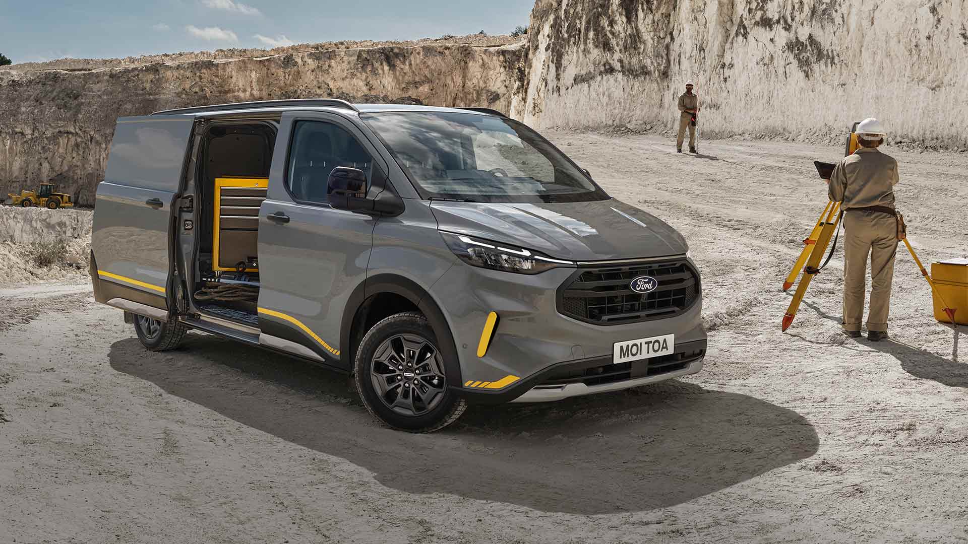 Fourgon Ford Transit Custom Trail gris dans une carrière.