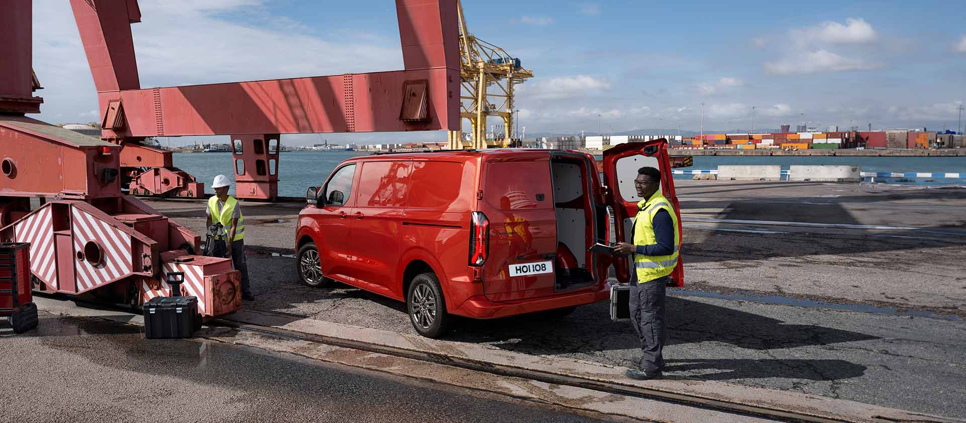 Fourgon Ford Transit Custom rouge sur un quai.