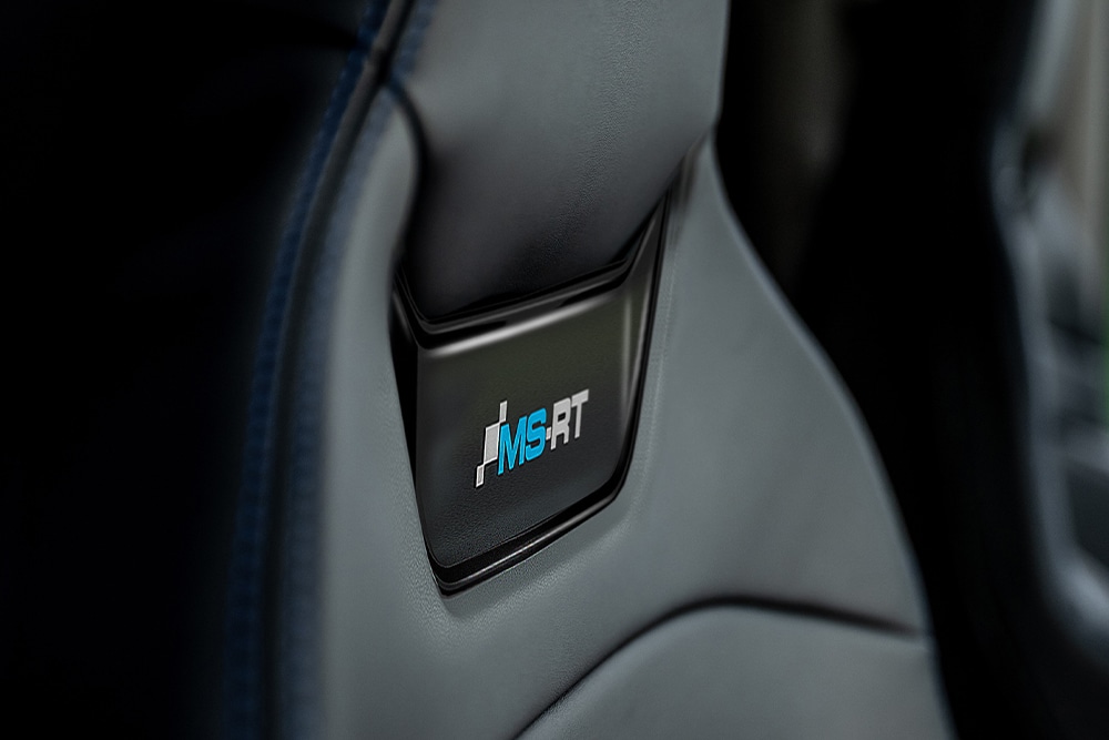 Gros plan sur un logo MS-RT sur un siège de voiture.
