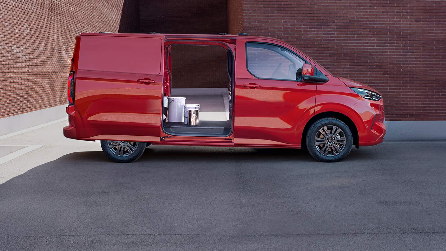 Fourgon Ford Transit Custom rouge avec les portes ouvertes, montrant l'intérieur.