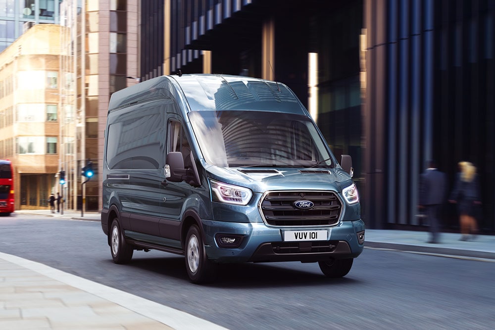 Fourgon Ford Transit circulant en ville.