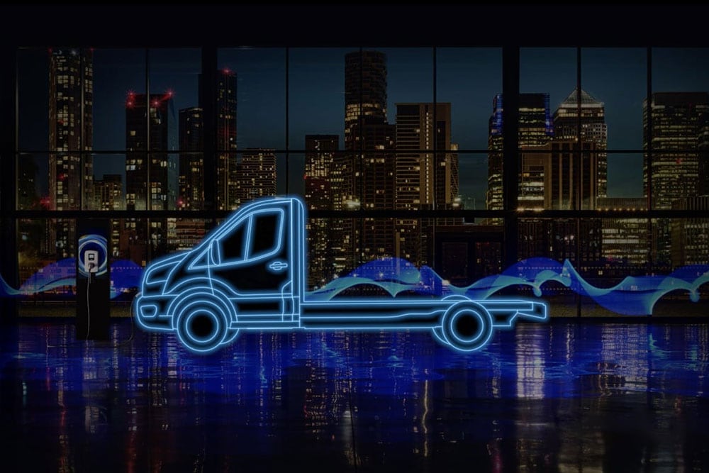 Contour bleu fluo d’un fourgon Ford E-Transit châssis-cabine et station de recharge sur un horizon urbain.