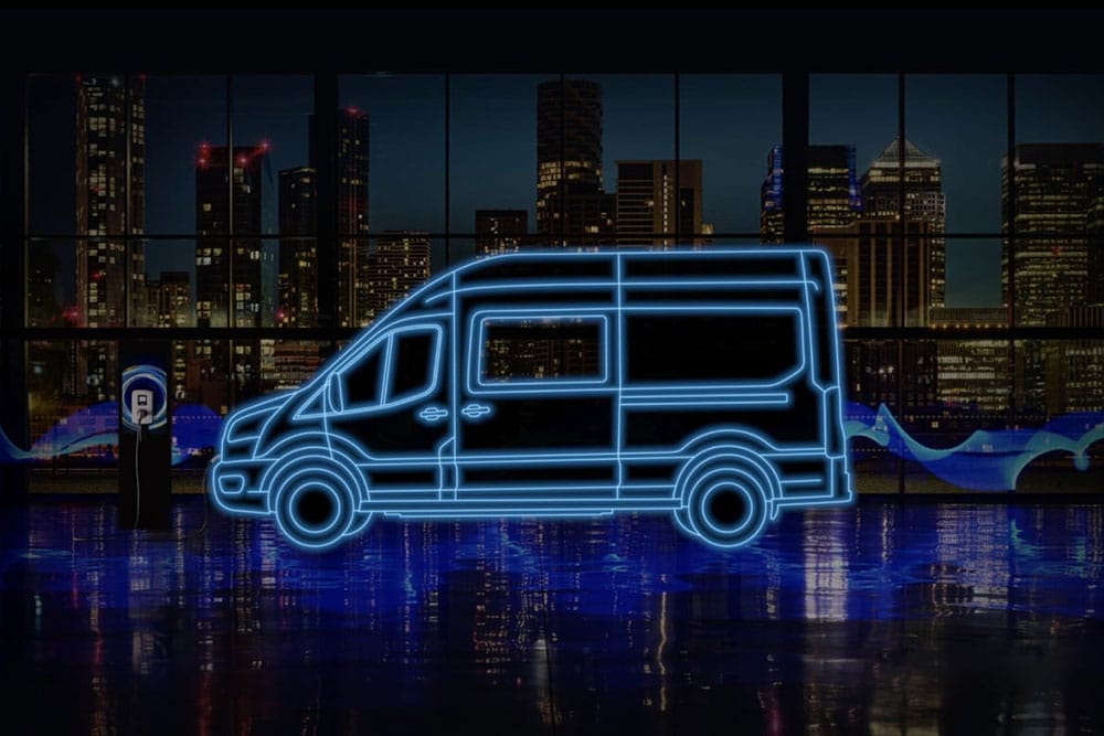 Contour bleu fluo d’un fourgon Ford E-Transit double-cabine et station de recharge sur un horizon urbain.