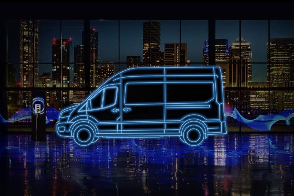Contour bleu fluo d’un fourgon électrique Ford E-Transit et station de recharge sur un horizon urbain.
