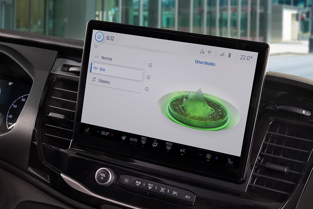 Tableau de bord d’un fourgon électrique E-Transit Ford équipé d’un écran tactile affichant les modes de conduite.