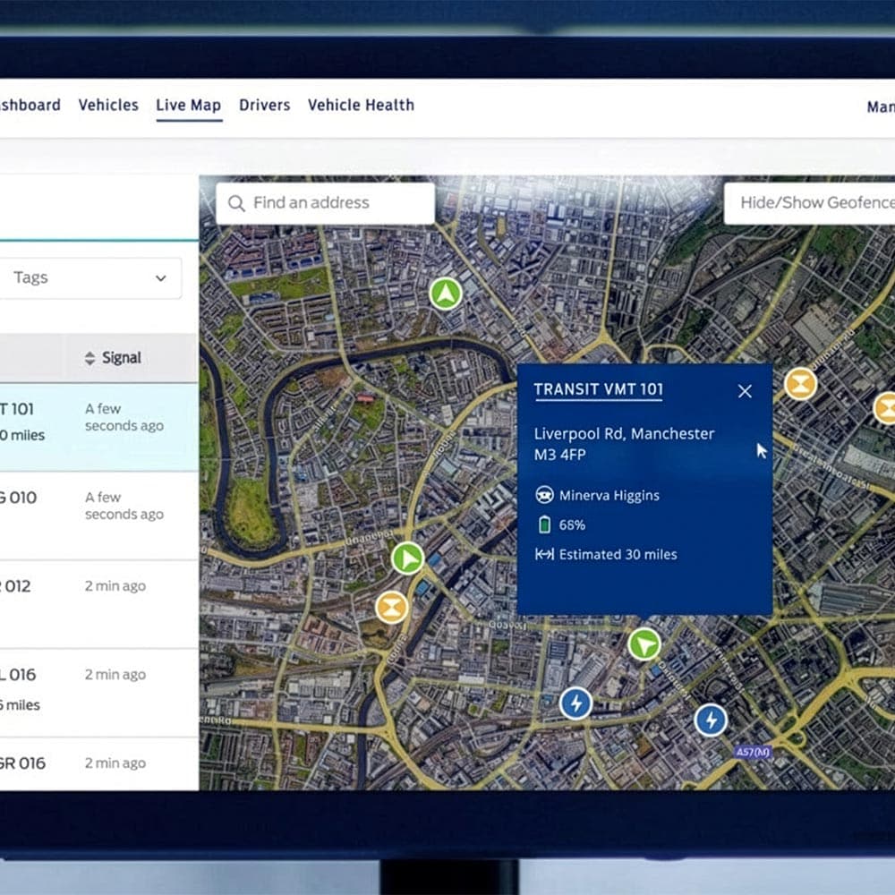 Un écran tactile affiche le logiciel Ford Pro Telematics dévoilant une carte avec l’emplacement des véhicules.