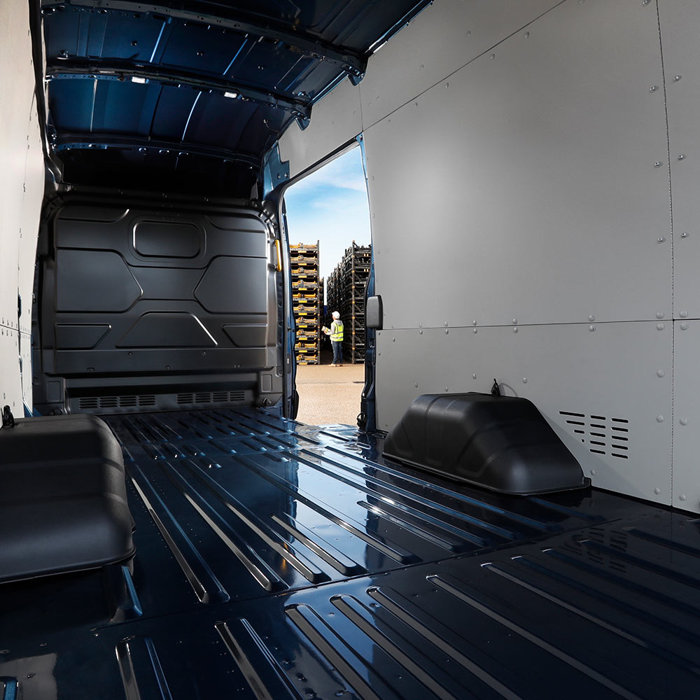 L’intérieur d’un fourgon électrique E-Transit Ford avec un espace de chargement vide.