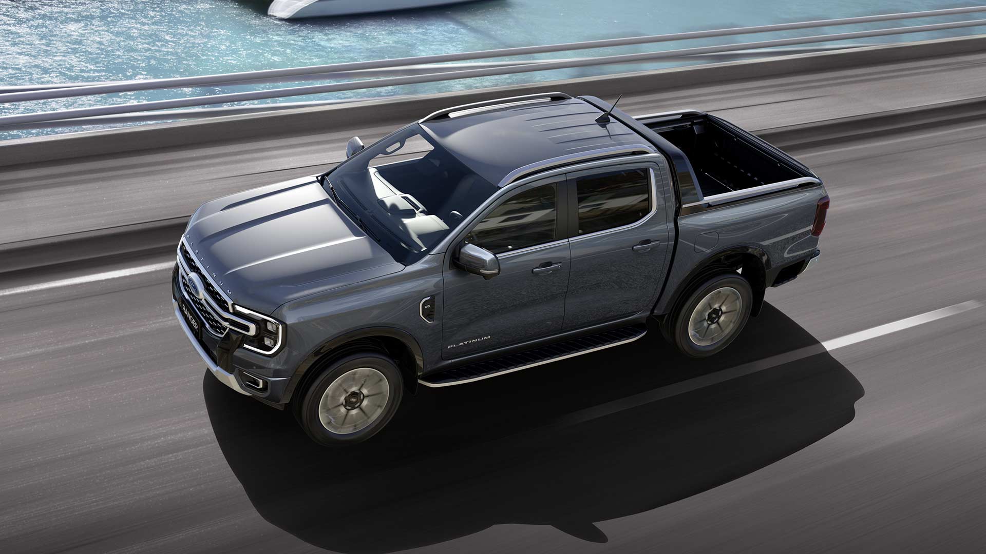 Ford Ranger Double Cabine gris circulant sur une autoroute.