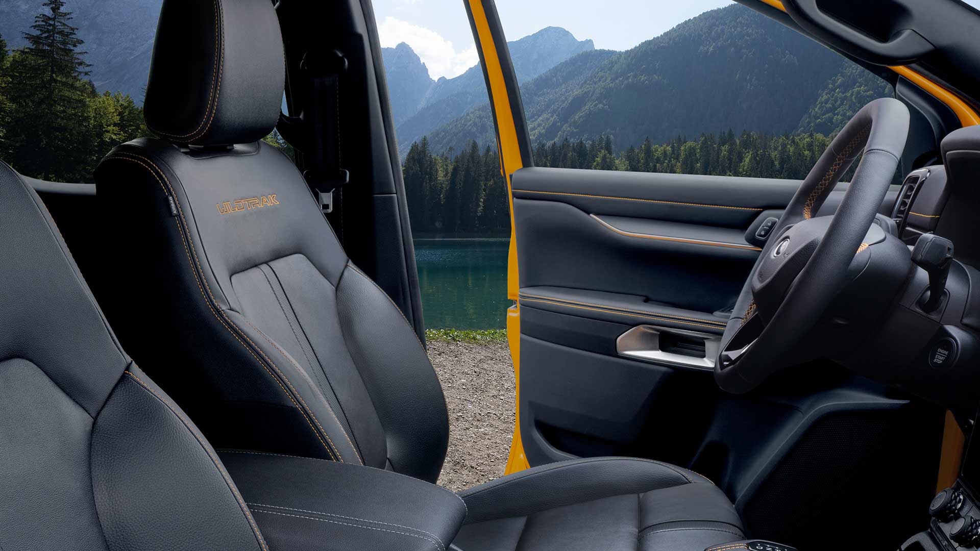 Intérieur d’un Ford Ranger Wildtrak avec sièges en cuir noir et broderie « Wildtrak » jaune.