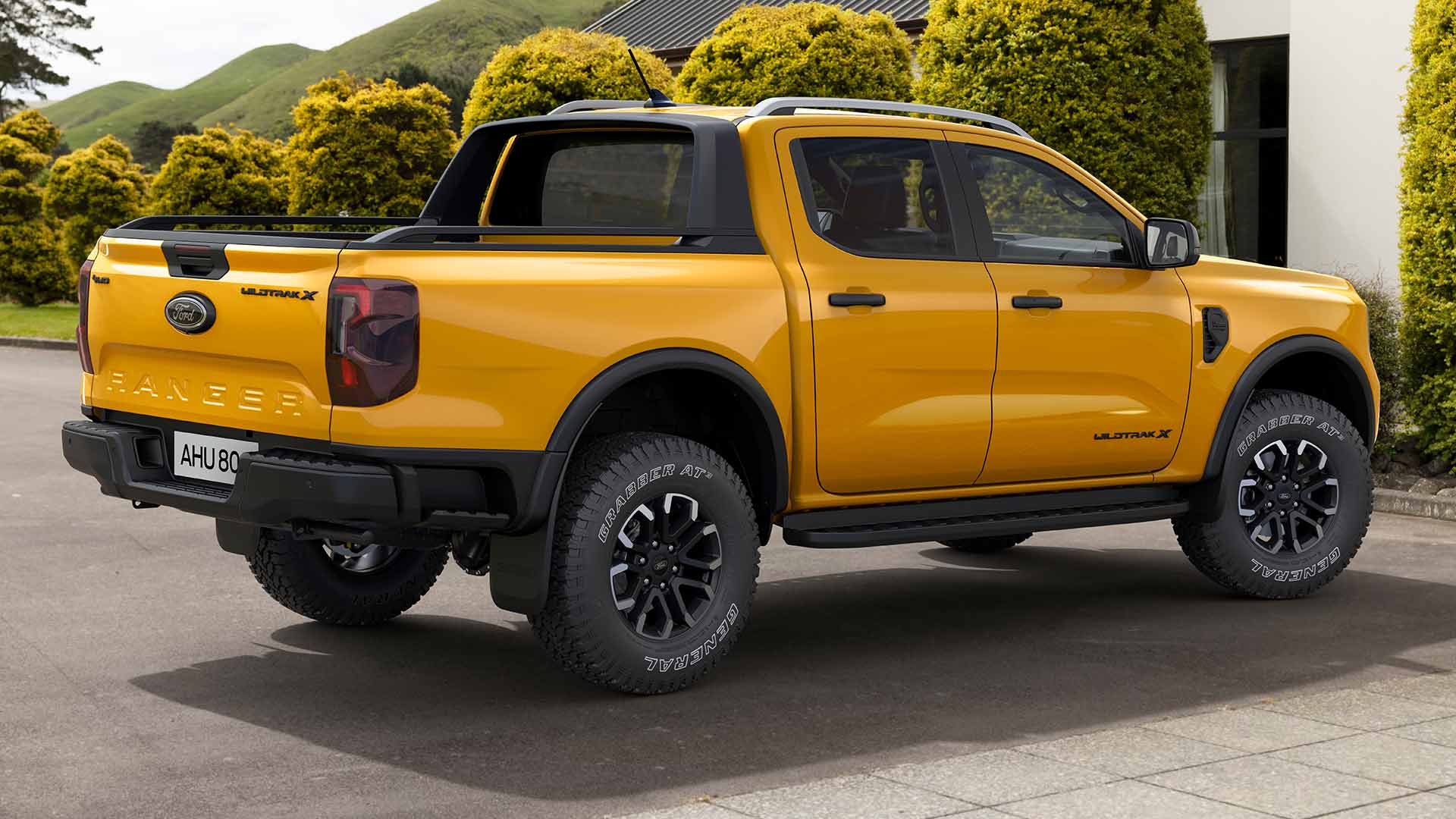 Ford Ranger Double Cabine jaune garé sur une allée goudronnée.