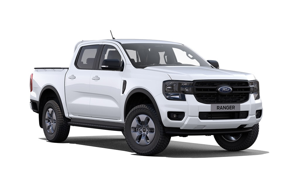 Vue avant trois quarts d’un Ford Ranger PHEV XLT blanc sur fond blanc.