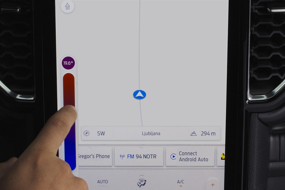 Gros plan sur les commandes de la climatisation bizone du Ford Ranger, visible sur l’écran tactile SYNC™ 4 de 12 pouces.