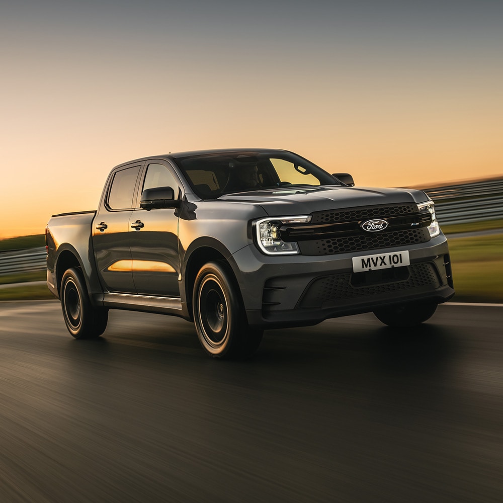 Ford Ranger MS-RT gris roulant sur une piste au coucher de soleil.
