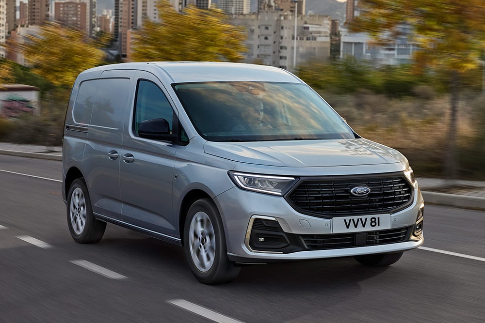 Ford Transit Connect en ville, mettant en valeur les contours de phares antibrouillard extérieurs chromés et les phares automatiques.