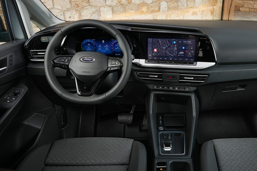 Habitacle du Ford Transit Connect montrant le volant, le tableau de bord numérique et l’écran tactile de 10 pouces.