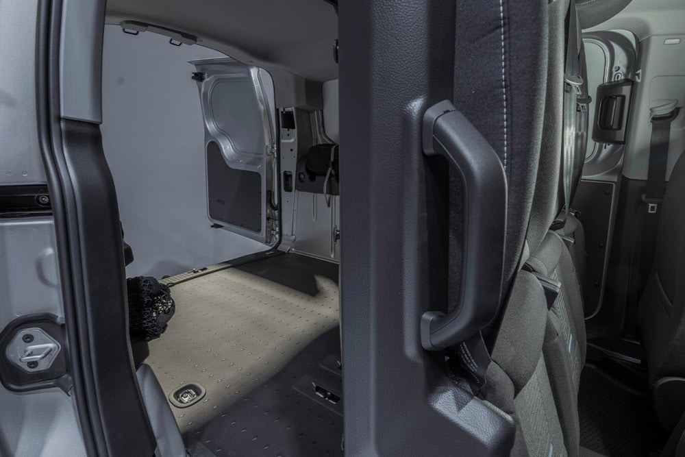 Habitacle d’un Ford Transit Connect FlexCab montrant des sièges arrière rabattus et un espace de chargement vide.