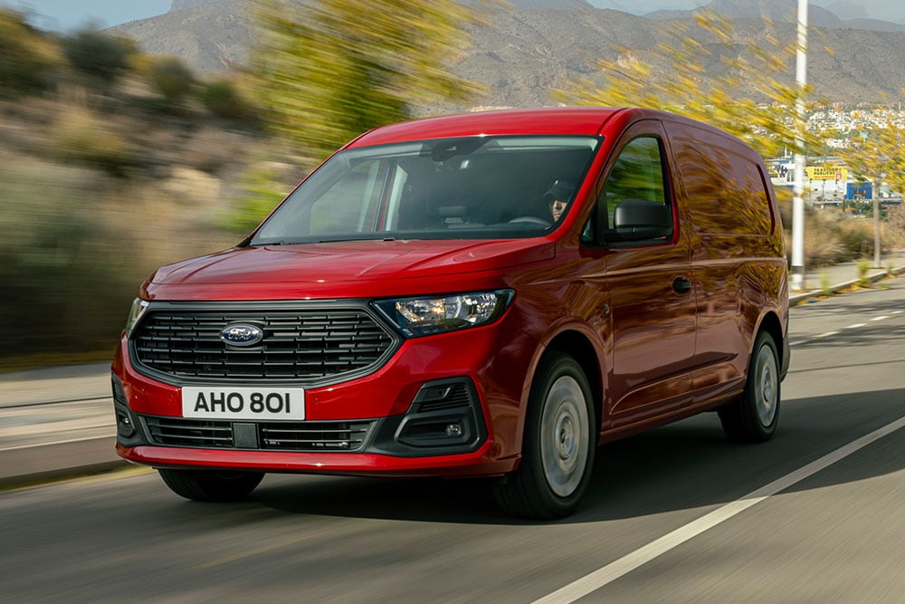 Ford Transit Connect sur une route, montrant la calandre et les phares automatiques.