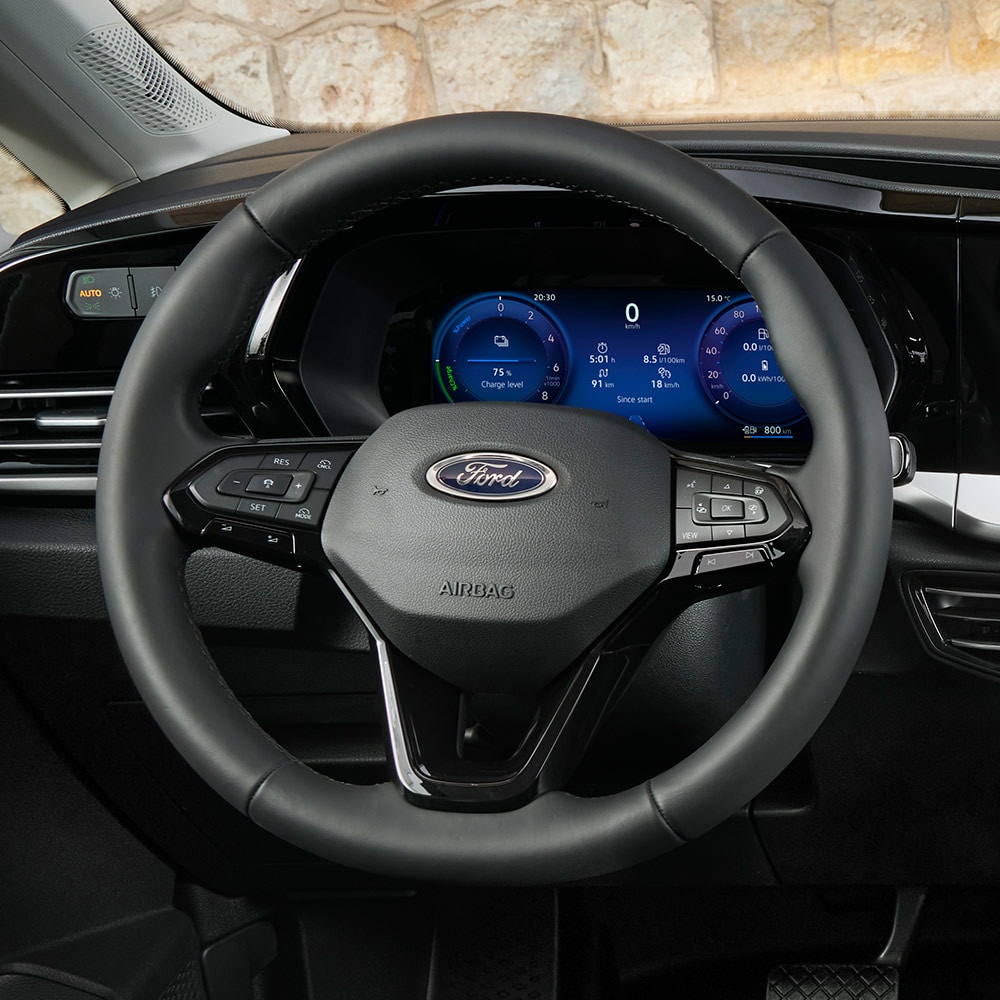 Habitacle du Ford Transit Connect, avec volant et tableau de bord numérique de 10 pouces.