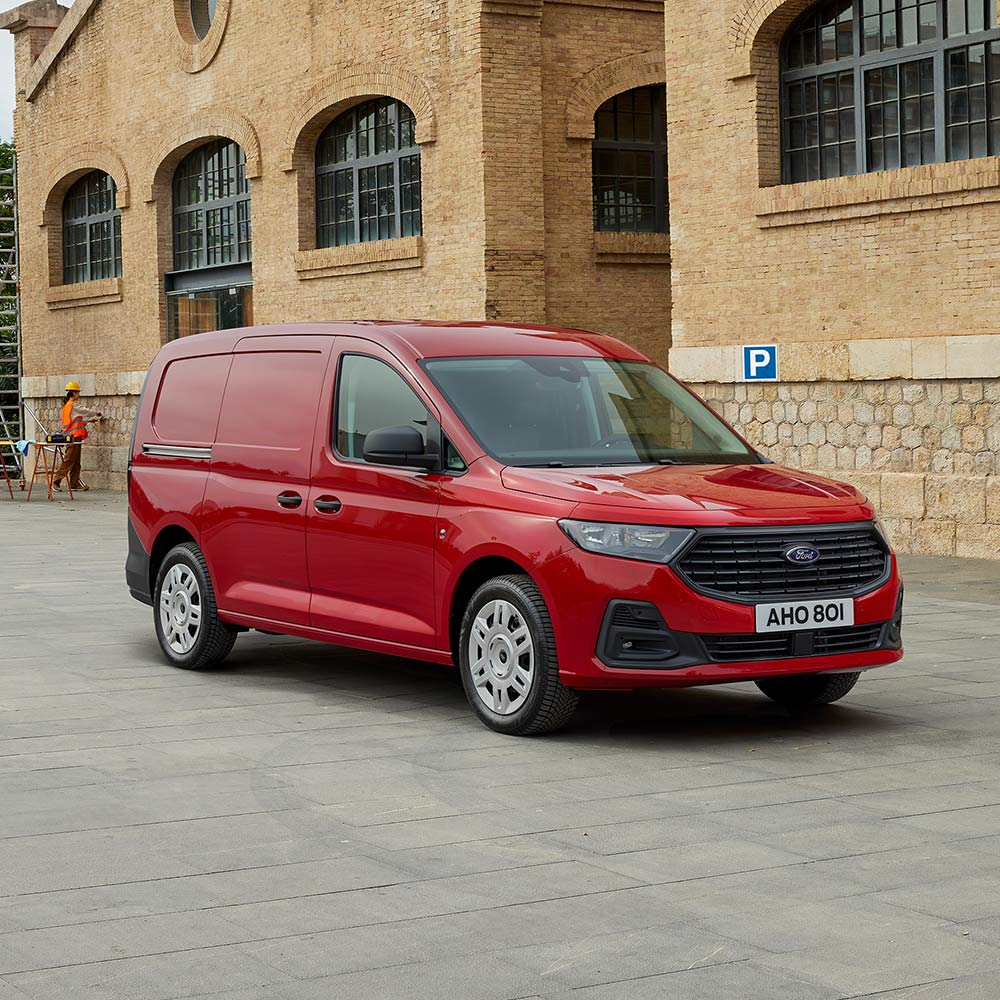 Ford Transit Connect Trend en Lava Red, avec calandre et phares automatiques.