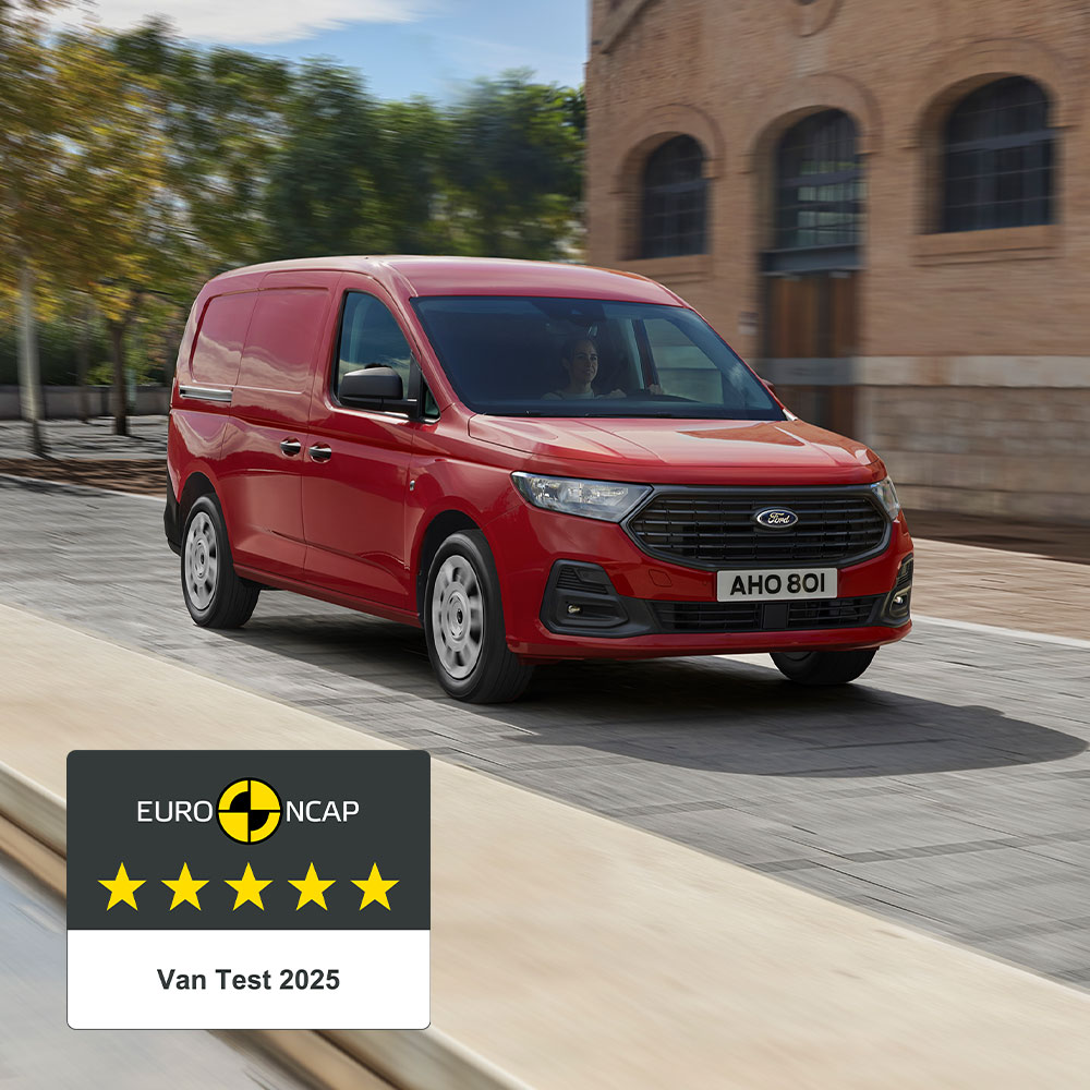 Ford Transit Connect Trend en Lava Red, avec calandre et phares automatiques.