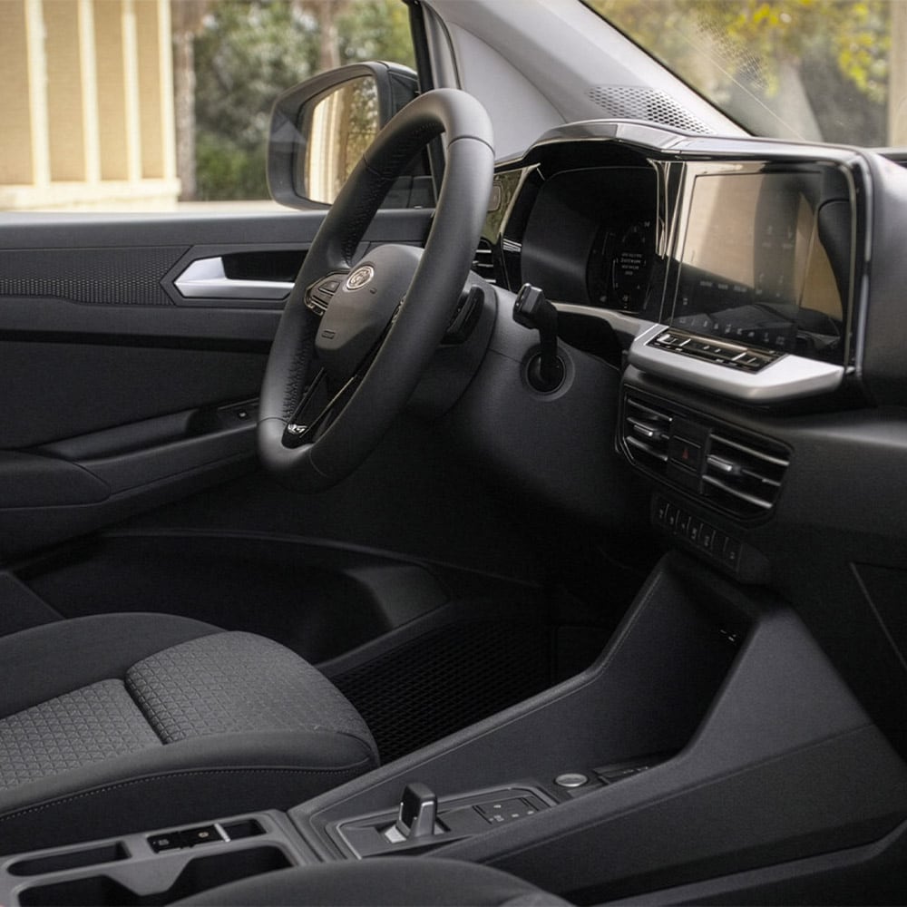 Habitacle du Ford Transit Connect montrant le siège conducteur, le volant, le tableau de bord et l’écran tactile de 10 pouces.