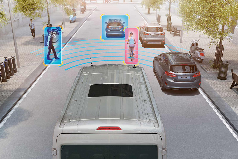 Fourgon Ford Transit équipé de systèmes de sécurité avancés détectant les piétons et les véhicules.