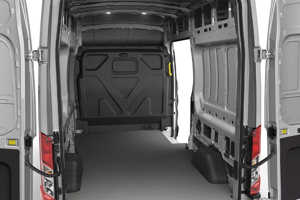 Vue de l’intérieur de l’espace de chargement vide d’un fourgon Ford Transit.