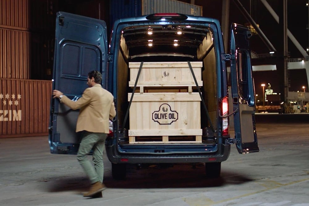 Fourgon Ford Transit, portes arrière ouvertes et chargement à l’intérieur.