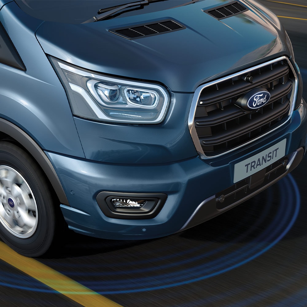 Fourgon Ford Transit bleu avec des lignes bleues sur la chaussée indiquant l’utilisation du système adas avancé.