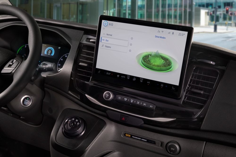Tableau de bord d’un fourgon Ford E-Transit, avec écran tactile affichant les modes de conduite.