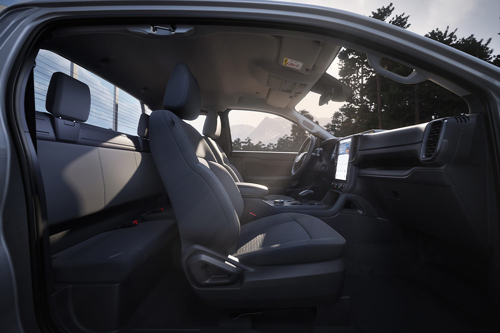 Vue de profil de l’intérieur de la cabine d’un Ford Ranger XLT Super Cab.