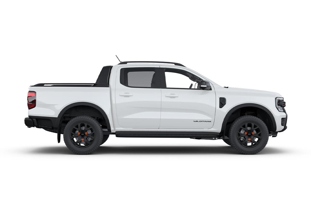 Vue latérale d’un pick-up Ford Ranger Double Cabine blanc.
