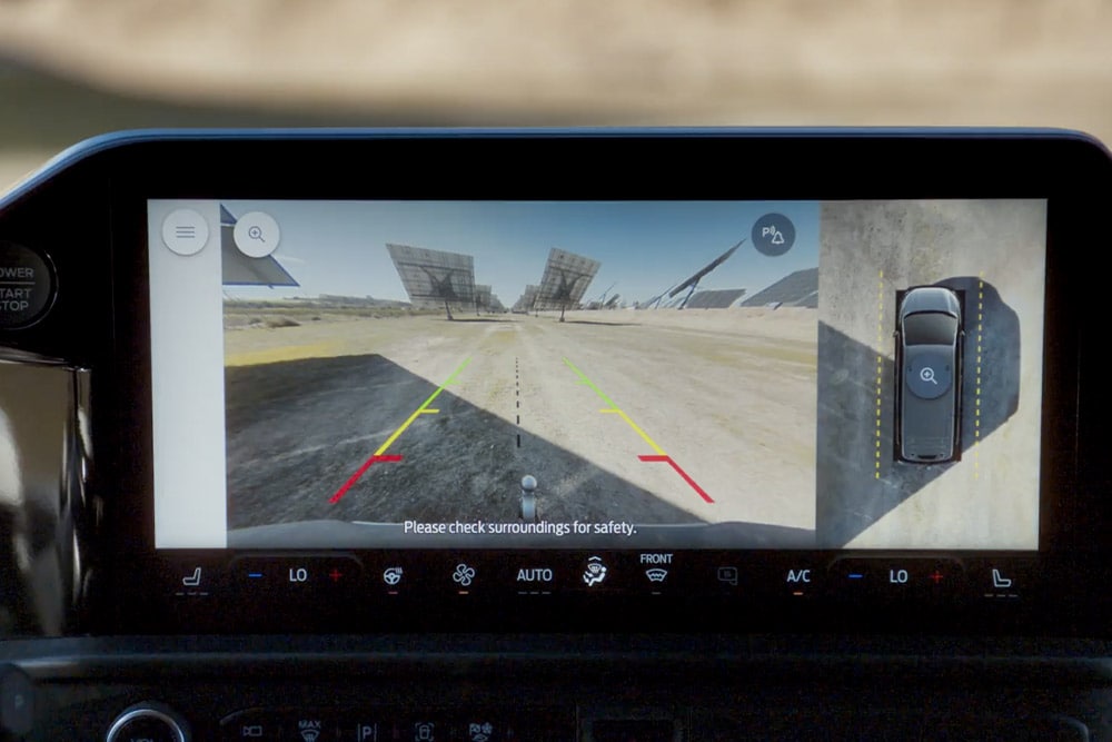L’écran tactile central dans un fourgon Ford Transit affiche la vue de la caméra à 360 degrés.