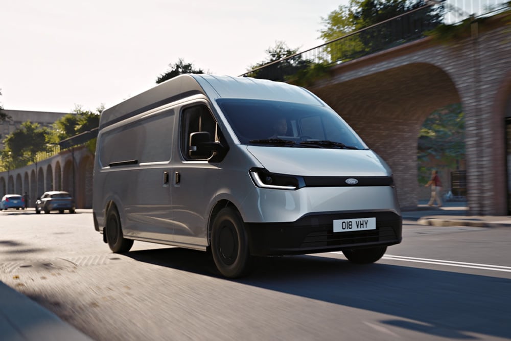 Un fourgon Ford Transit City® L1H1 blanc circule dans la rue d’une ville.