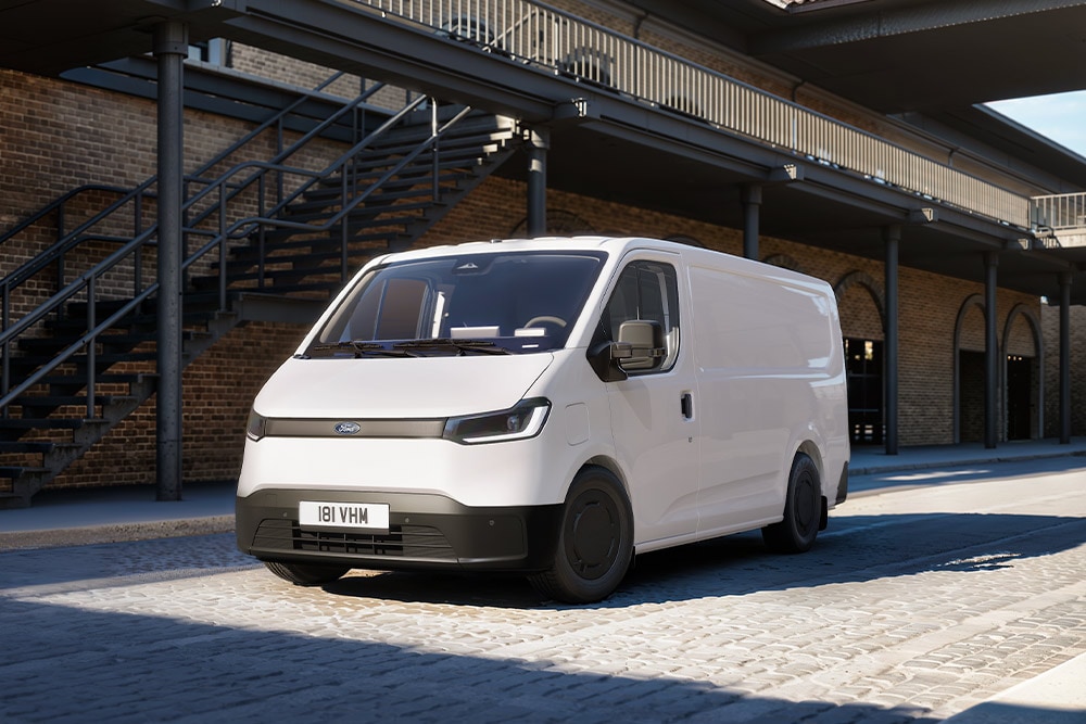 Fourgon Ford Transit City® L1H1 blanc stationné devant un bâtiment en briques.