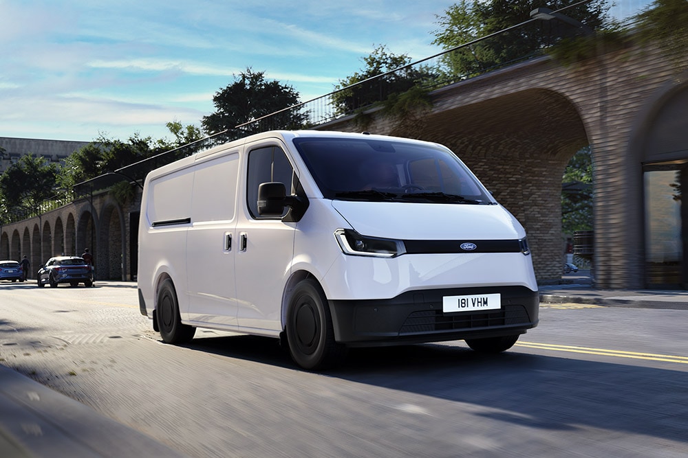 Un fourgon Ford Transit City® L1H1 blanc circule dans la rue d’une ville.