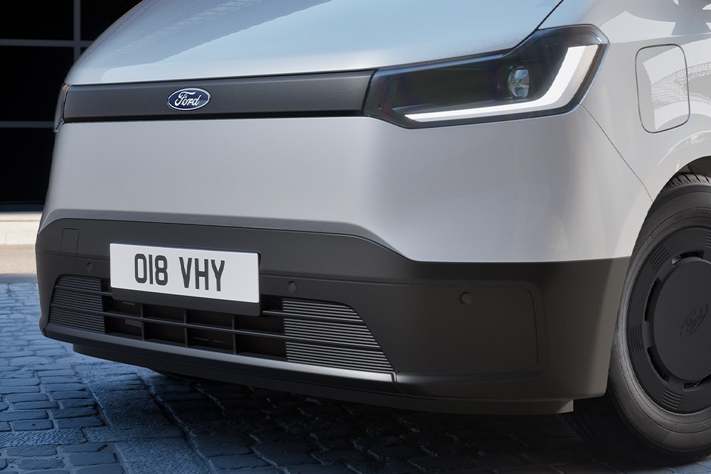 Les capteurs de stationnement avant sur un Ford Transit City® L2H2 argenté.