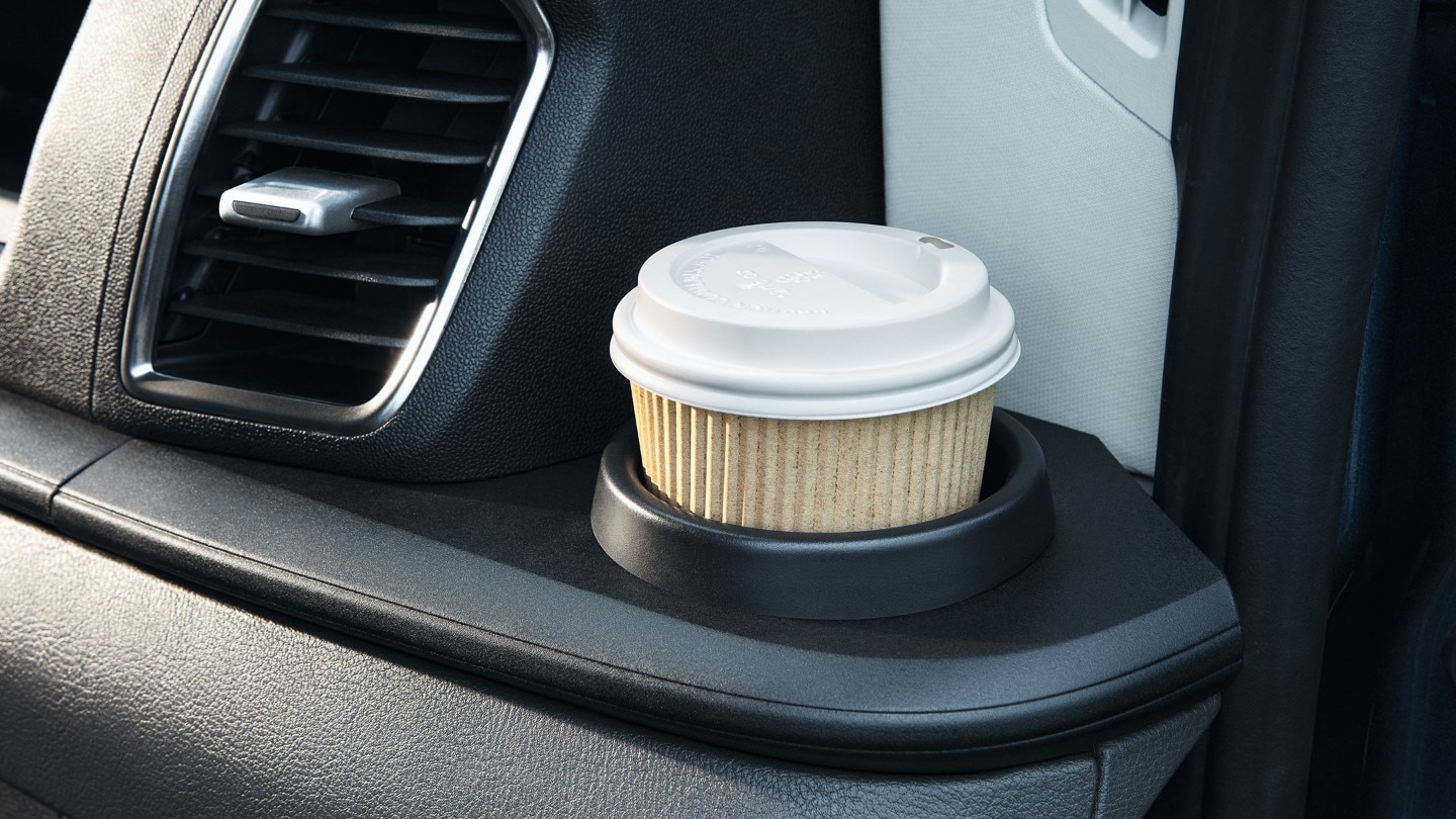 Porte gobelet contenant une tasse de café dans un Ford Transit Châssis-Cabine