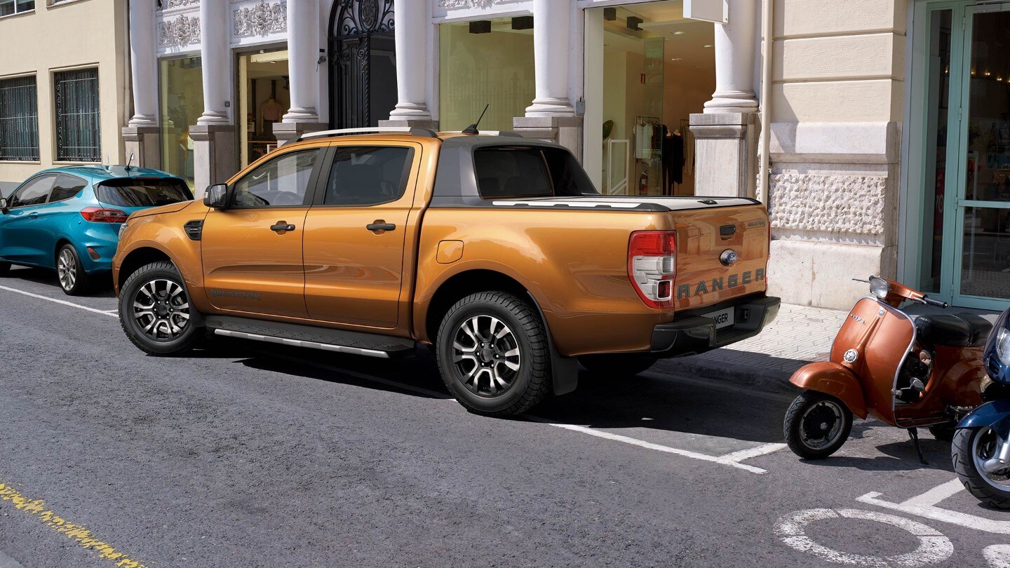 Ford Ranger Orange quitte une place de parking