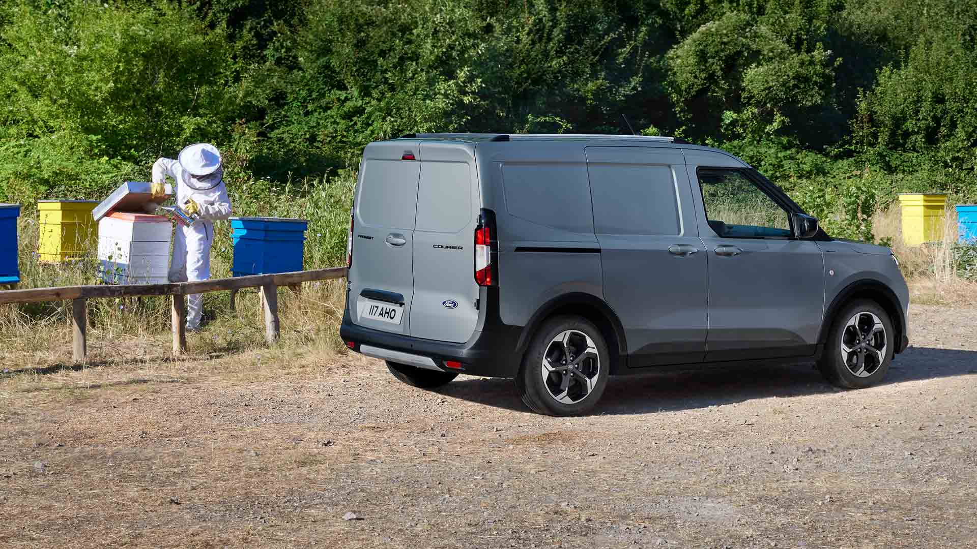 Apiculteur travaillant à côté d'un nouveau Ford Transit Courier