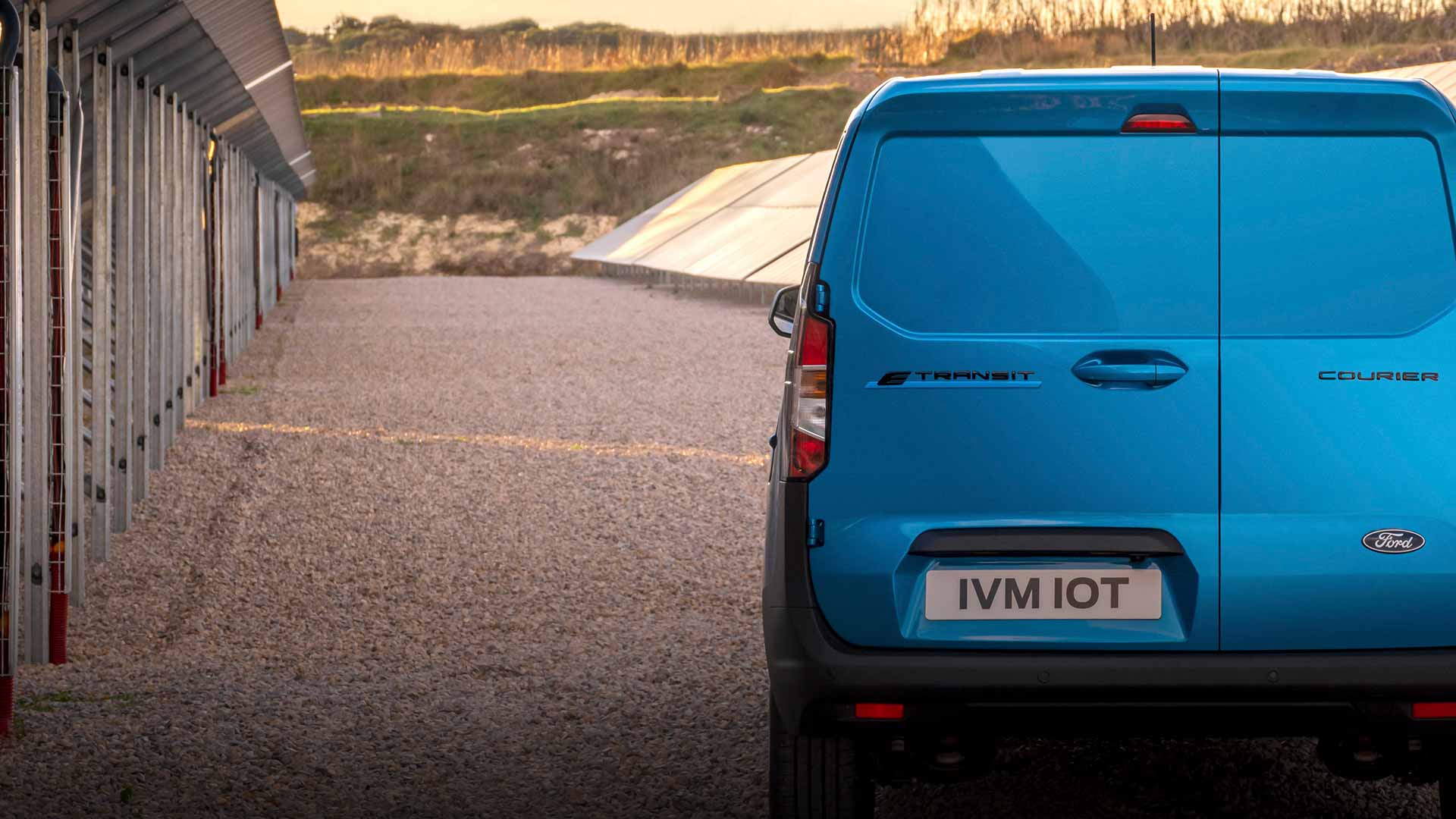 Ford E-Transit Courier vue arrière bleue