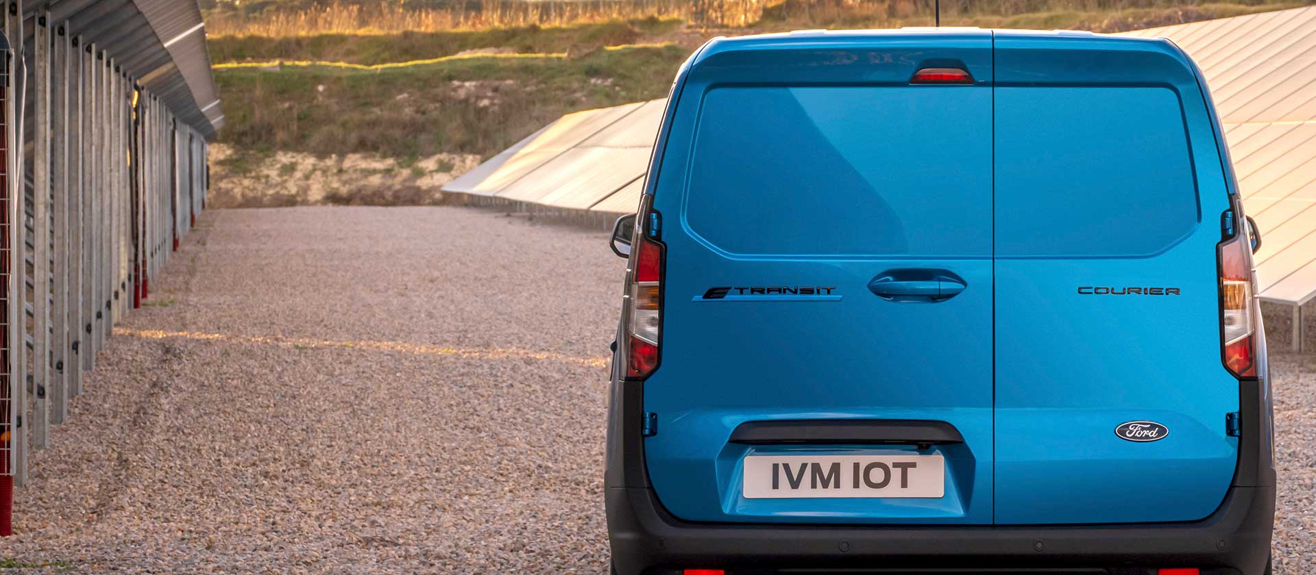 Ford E-Transit Courier bleu