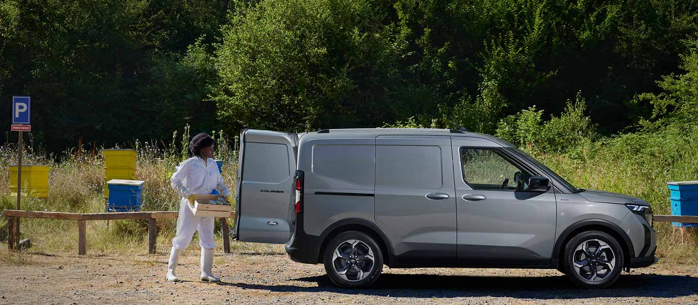 Ford E-Transit Courier gris coté droit