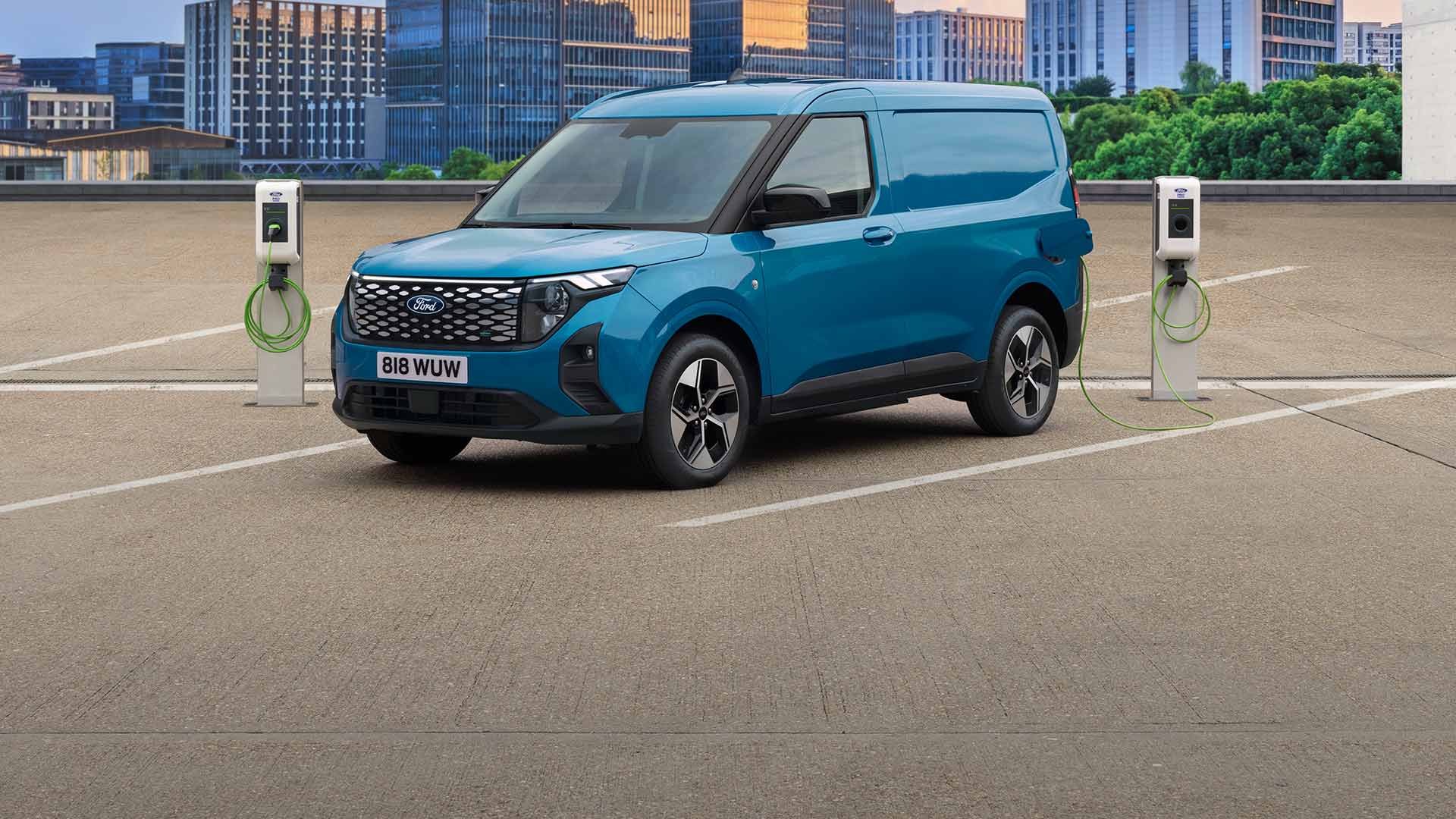 Nouveau Ford Transit Courier E-Transit en cours de recharge
