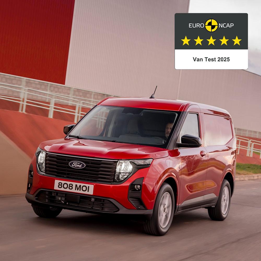 Nouveau Ford Transit Courier rouge sur la route