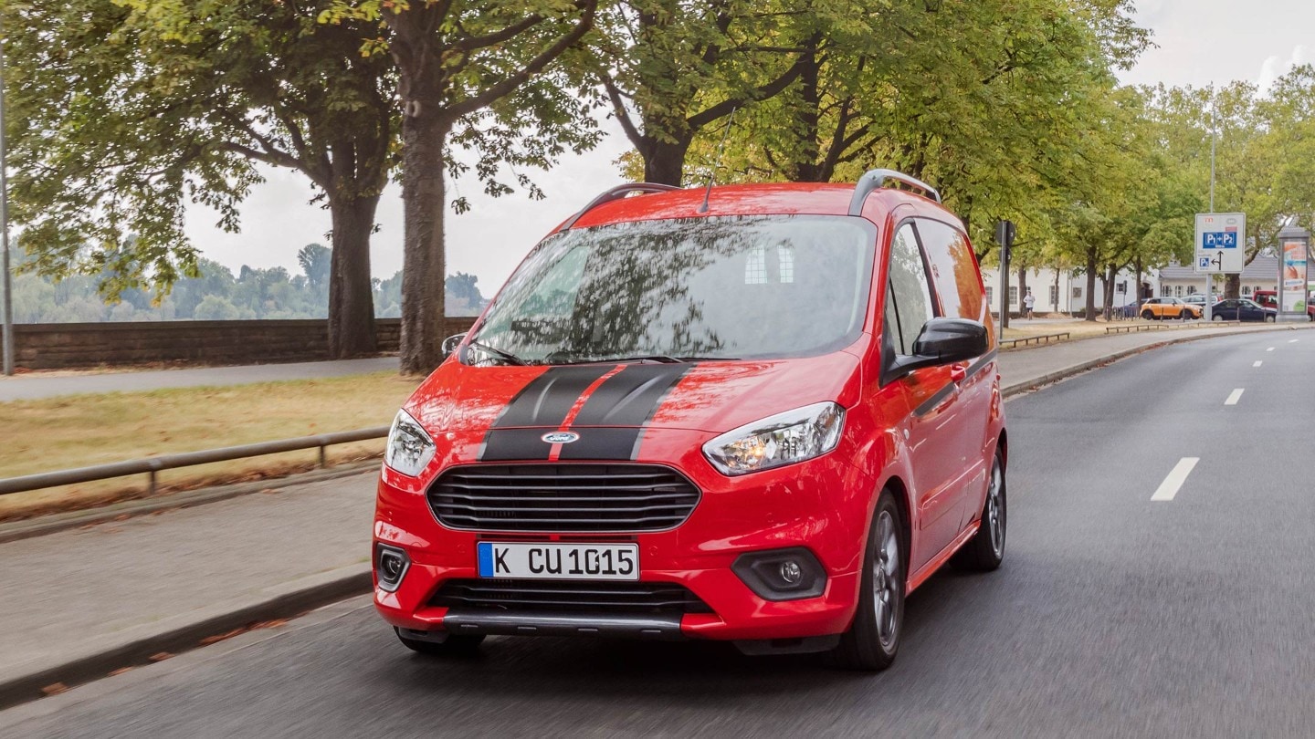 Ford Transit Courier Sport en rouge sur la route