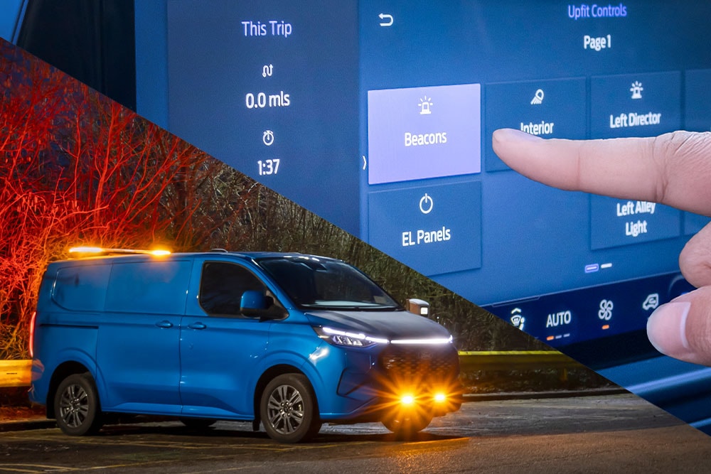 Une camionnette Ford Transit Custom bleue la nuit avec des gyrophares orange et un écran numérique affichant les commandes d'aménagement.